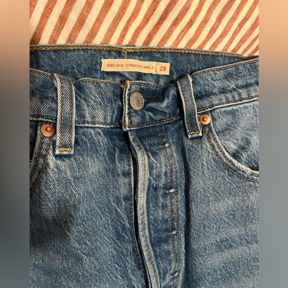 Levi's High-Rise Straight Leg Jeans in Light Blue and Blue - Picture 4 of 4